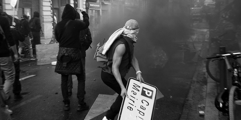 La piazza reagisce intensificando le manifestazioni